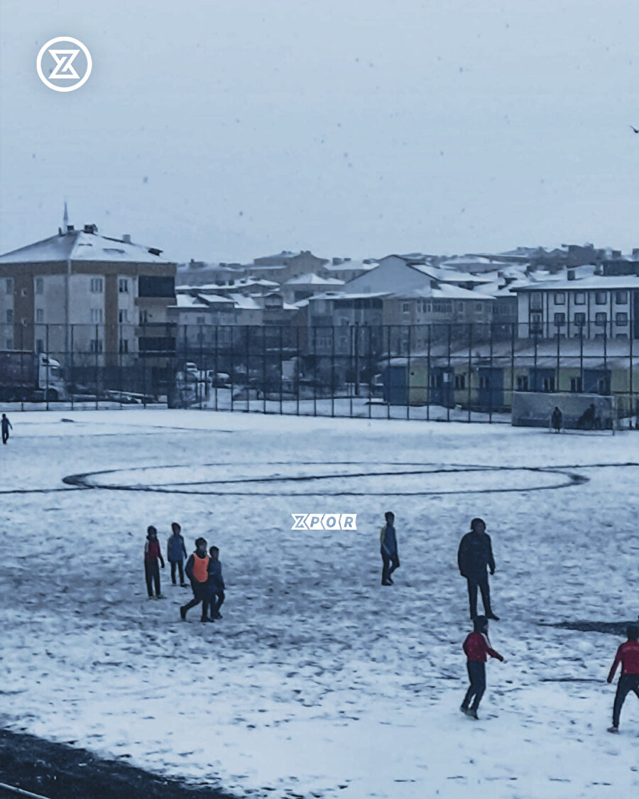 Bu zeminde futbol oynanıyor