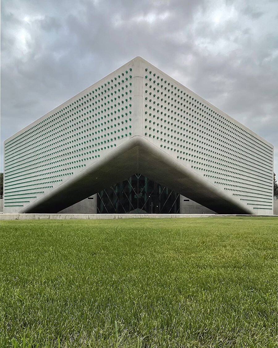 Cephesiyle dikkat çeken yapı: Gürcistan Ulusal Bankası Nakit Merkezi 