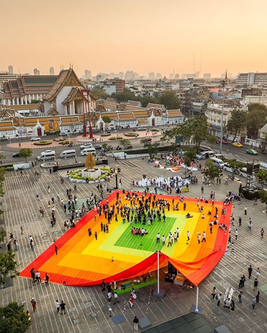 Bangkok’ta plastik atıklardan kamusal alana: MVRDV’nin Mega Mat enstalasyonu