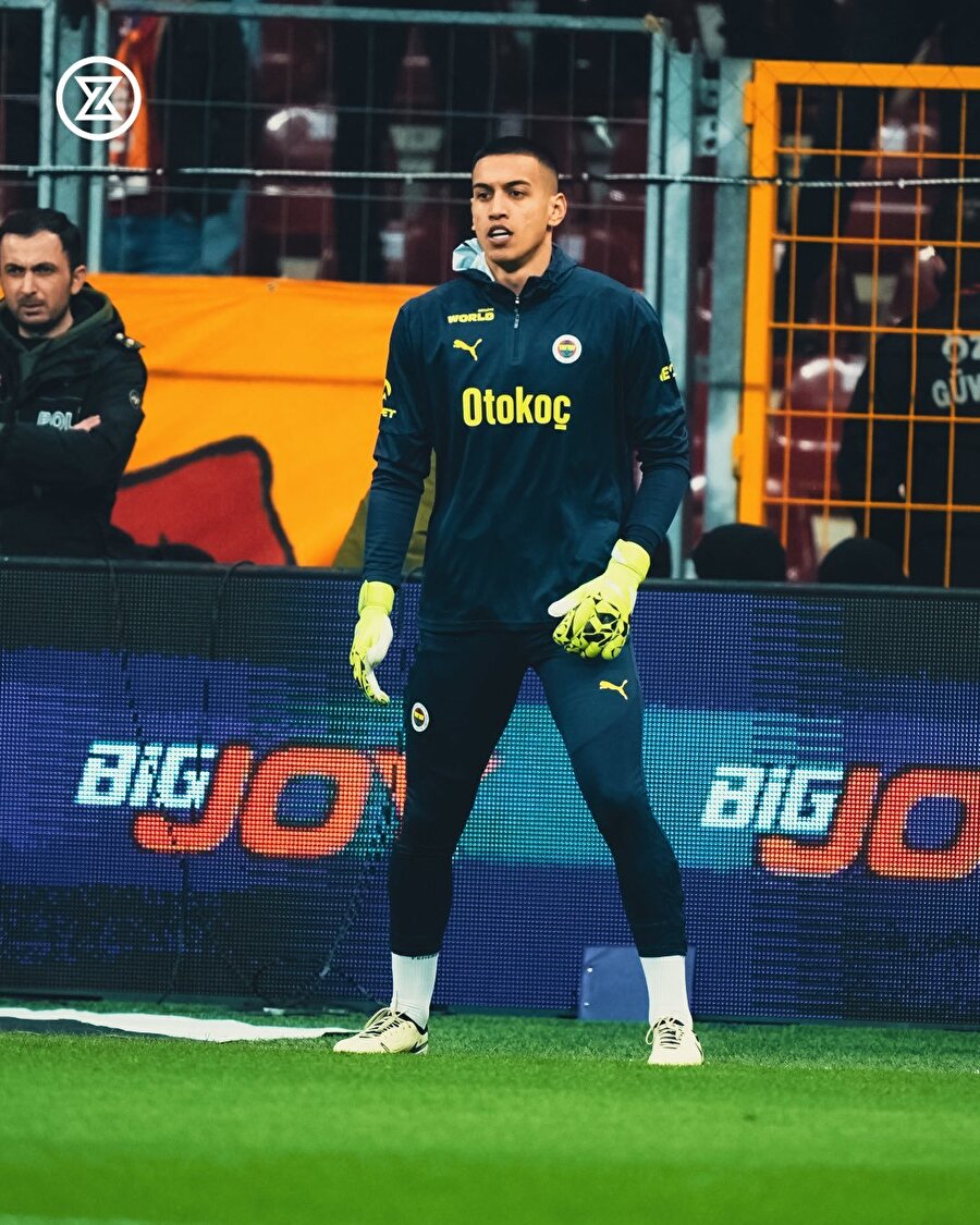 Derbi öncesi iki takım da ısınmak için sahada