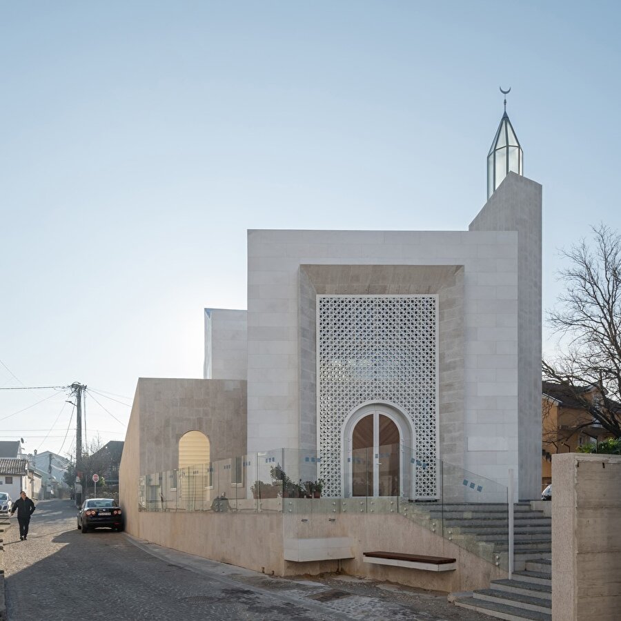Karadağ’ın başkenti Podgoritsa’da yer alan Hadrovića Camii 