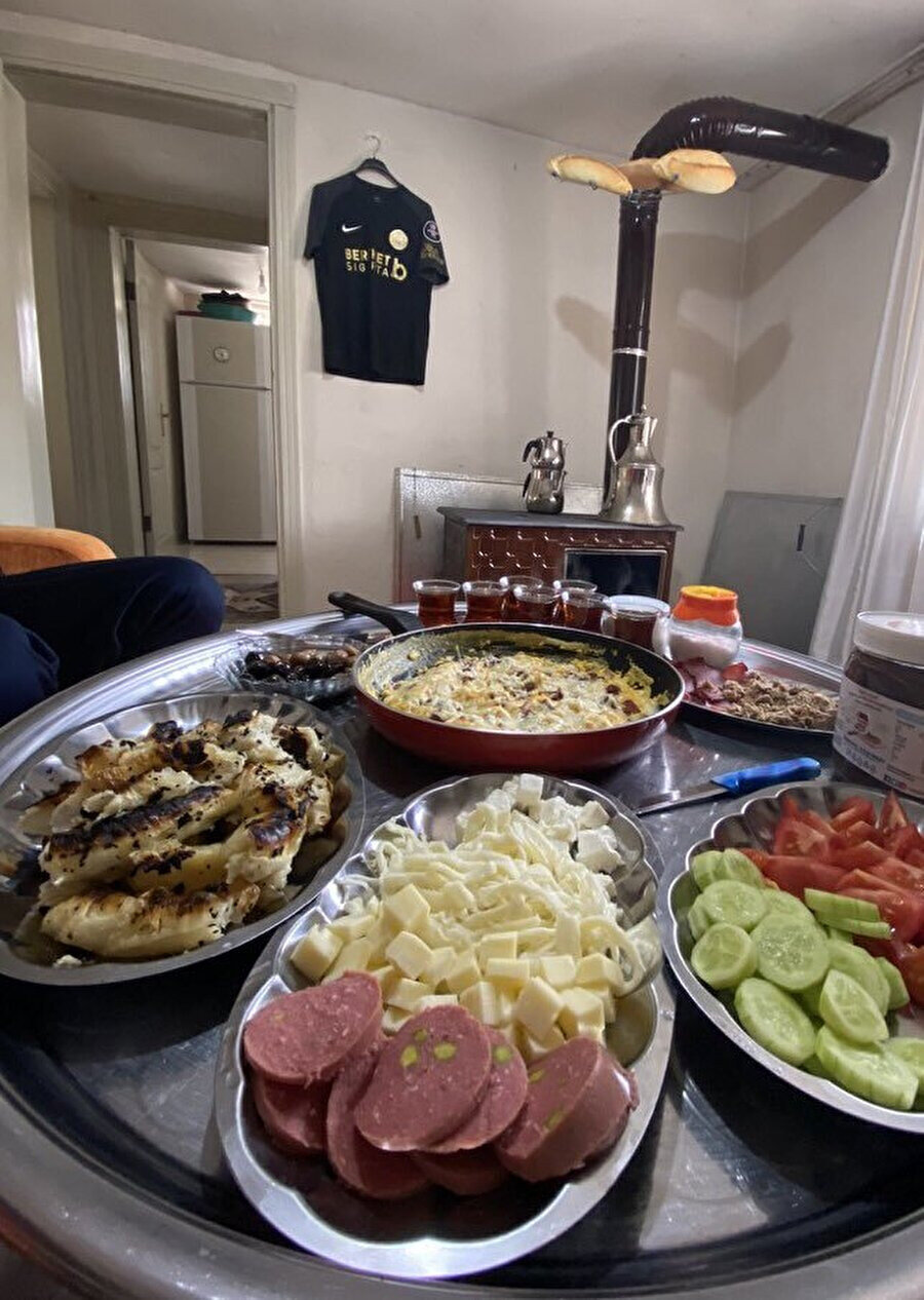 Hayat kısa ekmekler uçuyor