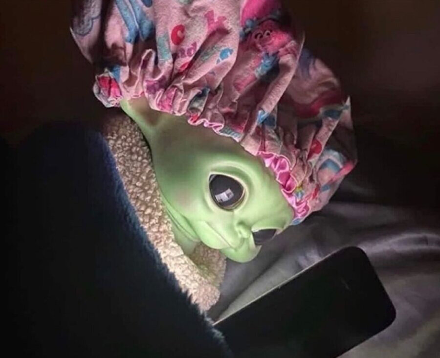 Erken yatma hayali kurduğum gün gece 3'te telefona yansıyan görüntüm