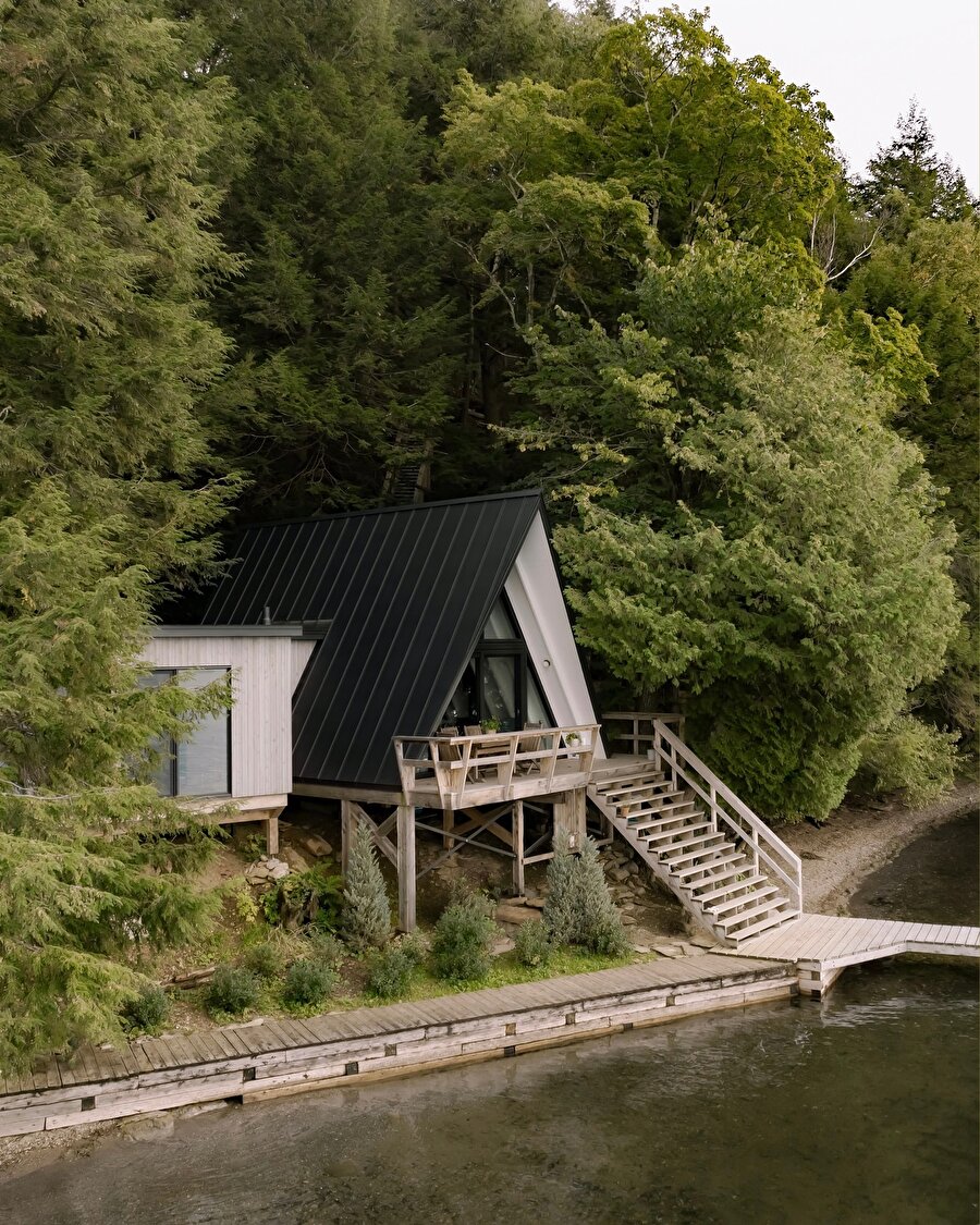 Kanada'da göle açılan 75 m²'lik kulübe 