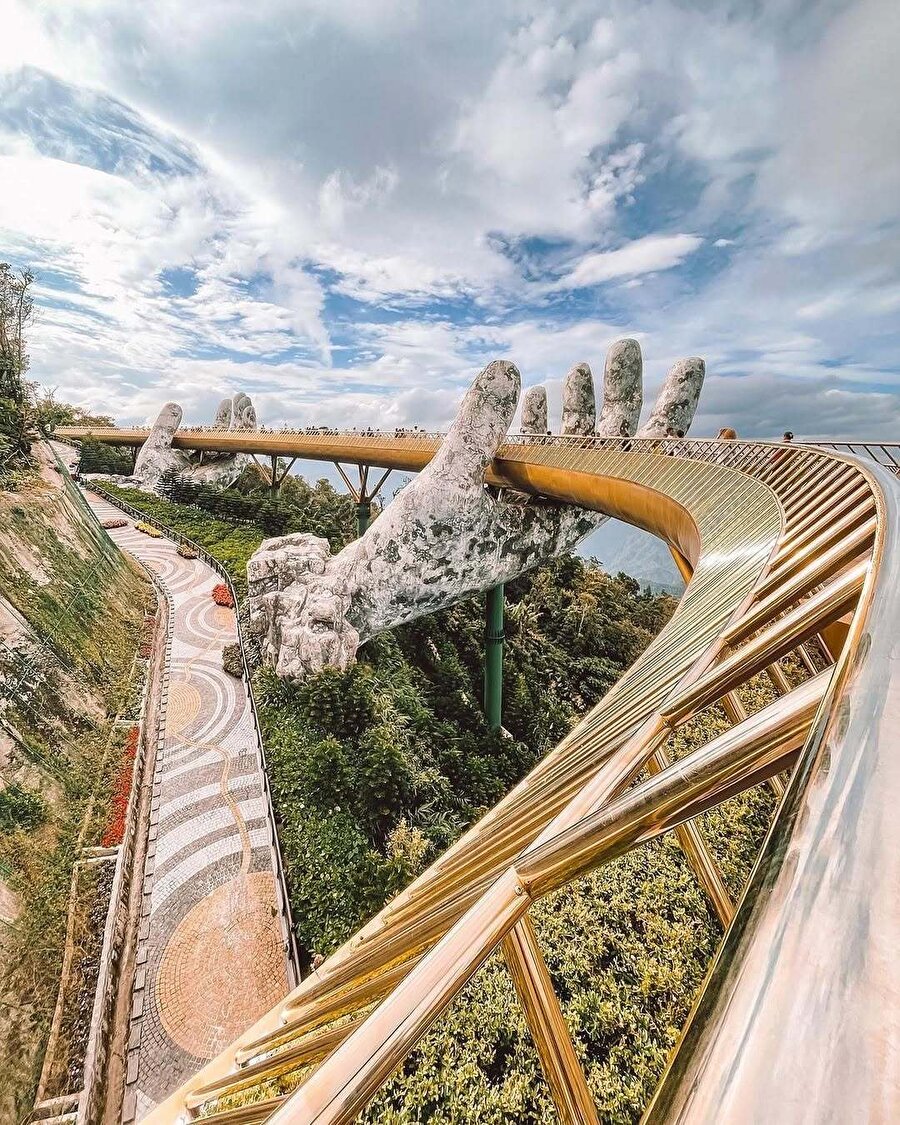 Altın Köprü: Vietnam’ın büyülü dağlarında yükselen mühendislik harikası 🙌