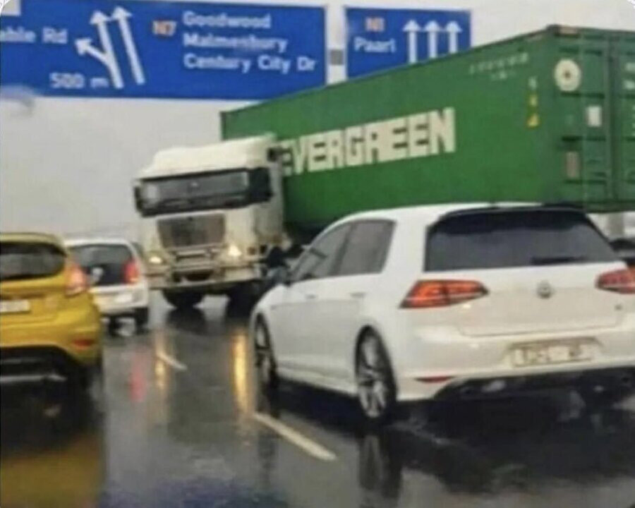 Bir dakika sessiz olur musunuz ben de ilerlemeye çalışıyorum