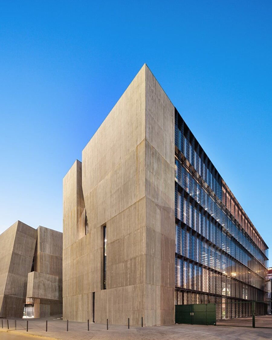 Kamu Alanıyla Bütünleşen Mimari: EDP Genel Merkezi