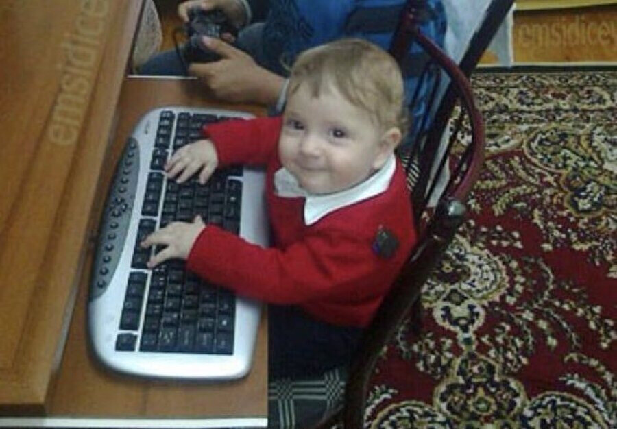 Klimalı ortamda yalandan çalışıyormuş gibi yaparken ben