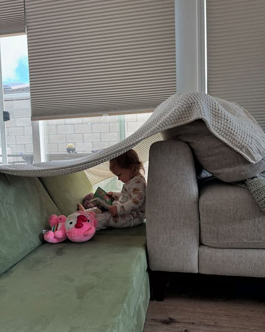 Hala birileri bir yerlerde minderlerden örtülerden ev yapıp evcilik oynuyor