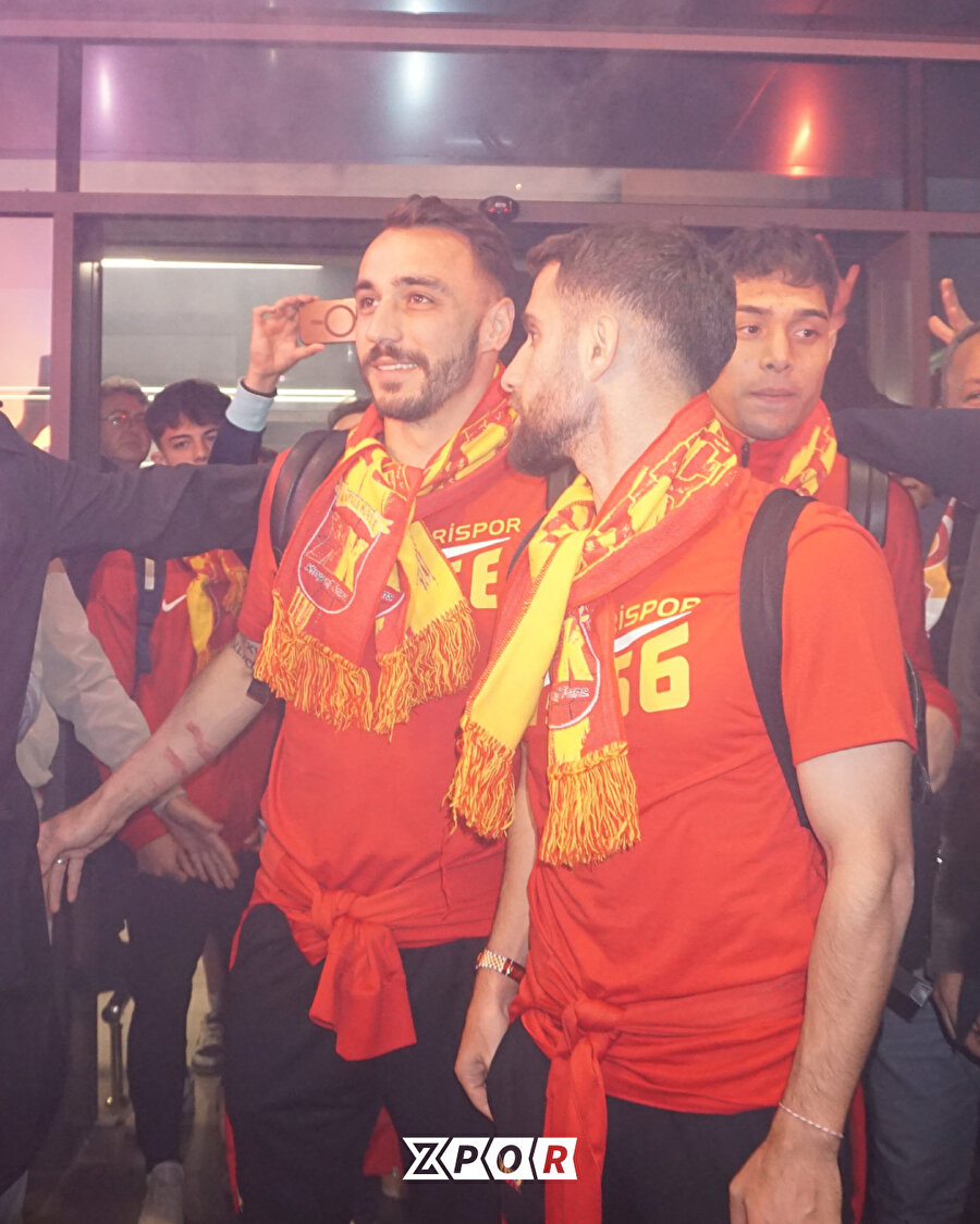 Kayserispor taraftarı takımını karşıladı