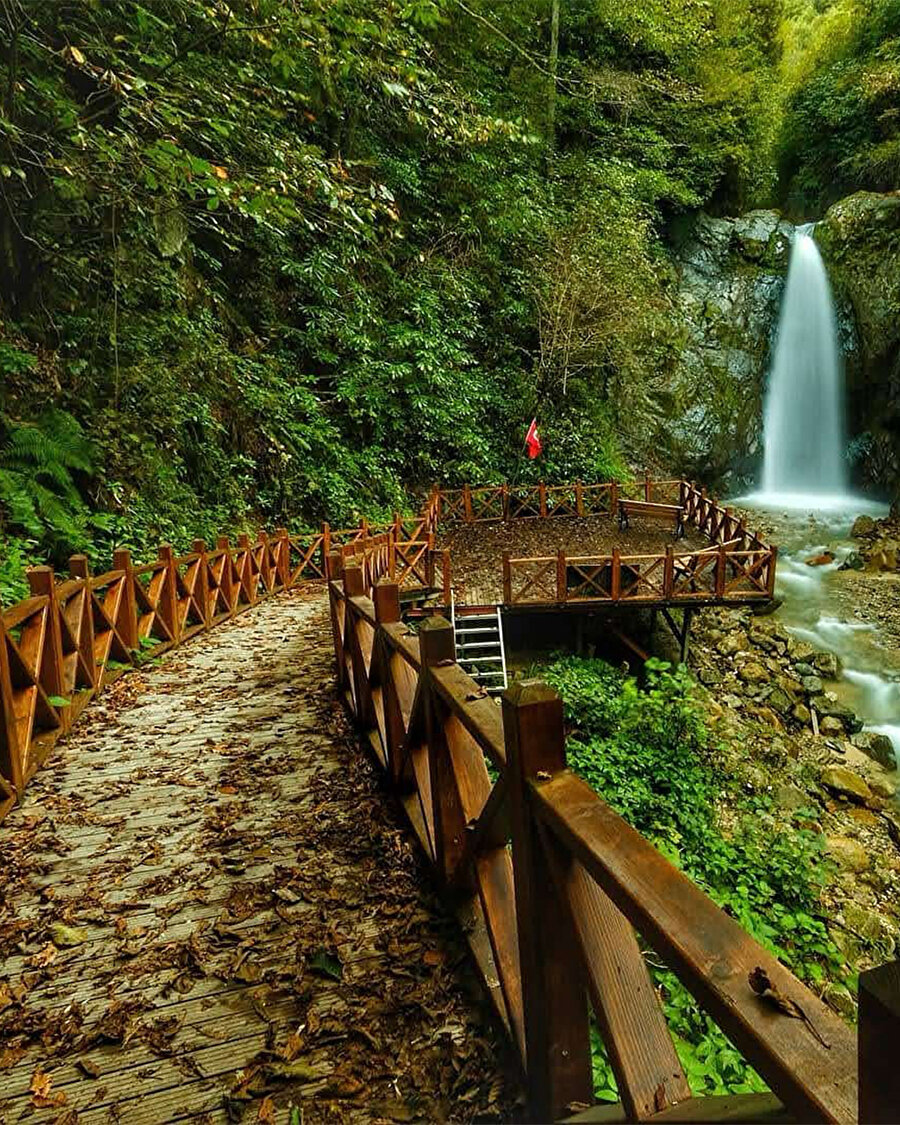 Yeşilin ve mavinin buluştuğu nokta: Akyamaç Şelalesi ✨