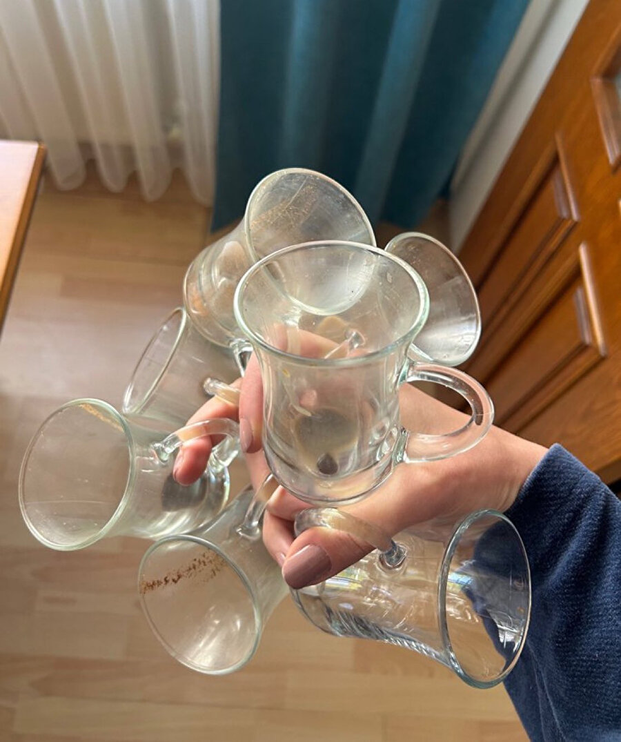 Annem: nereye kayboldu bu bardaklar O sırada odamda ben