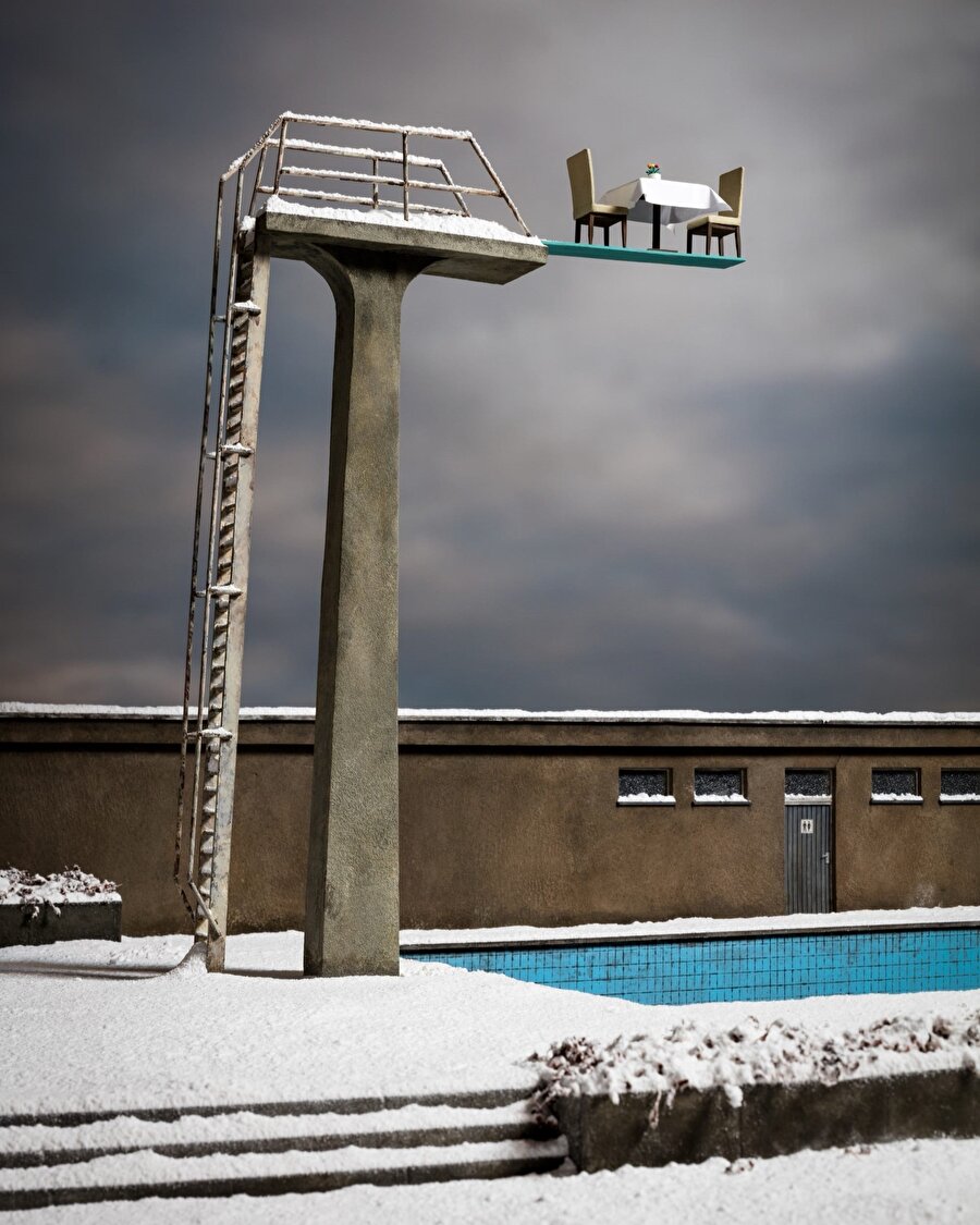 Frank Kunert, gündelik hayatın sıradan mekânlarını minyatür setlerle yeniden kurguluyor