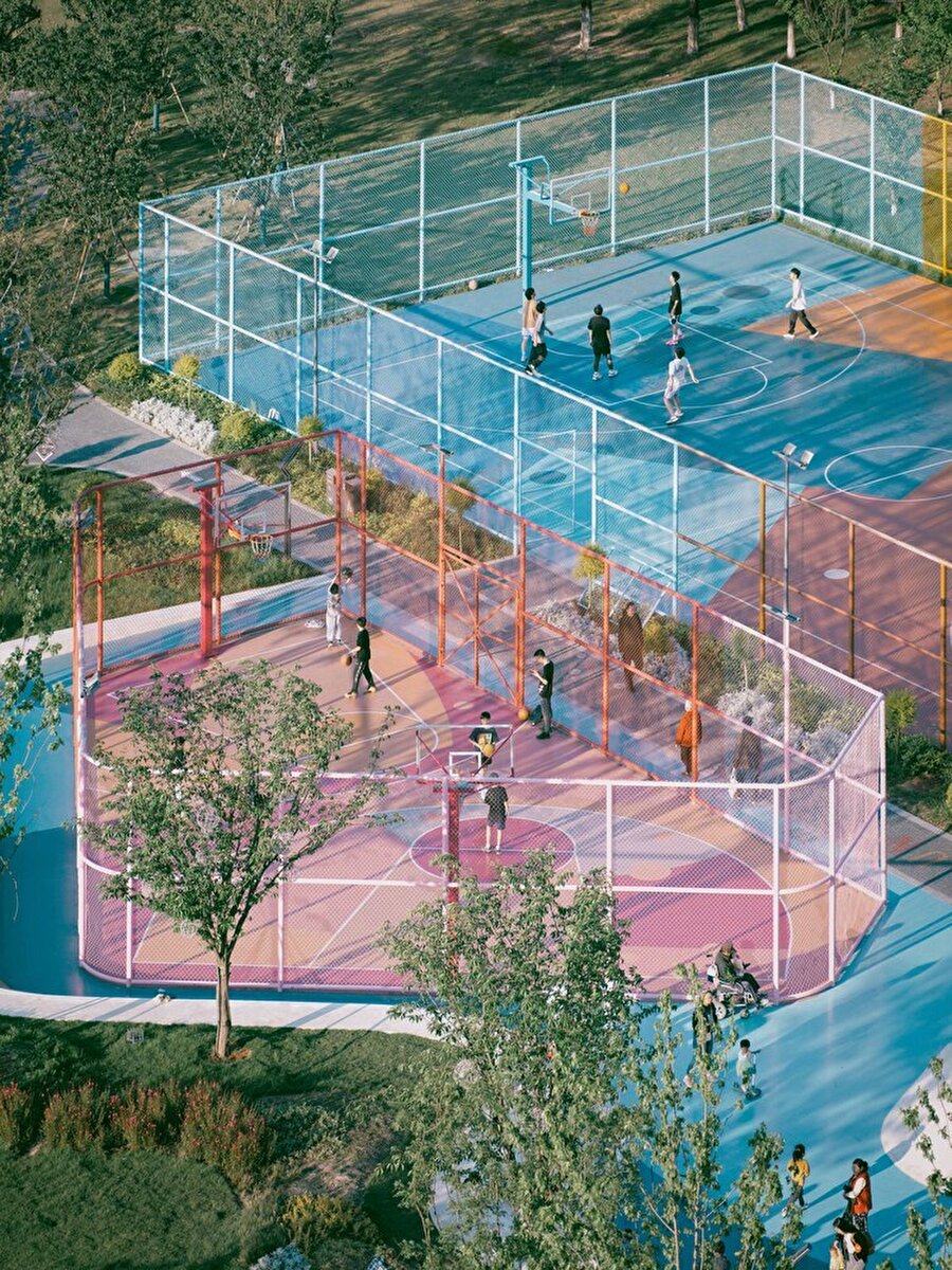 Renkli ve akışkan peyzaj tasarımı: Huachiao Vibrant Sports Park