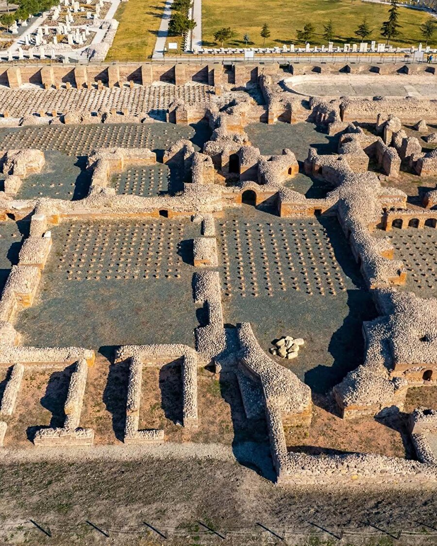 Tarihin derinliklerine açılan bir açık hava müzesi: Roma Hamamı 📍
