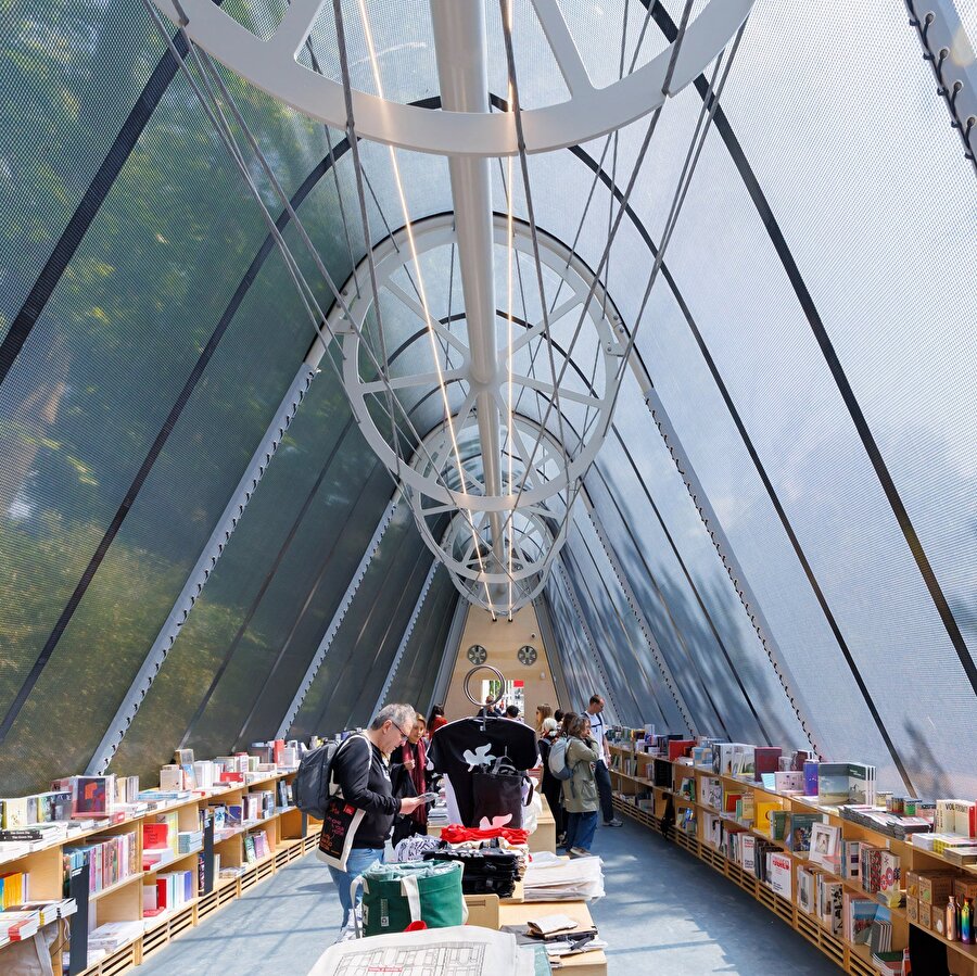 2025 Venedik Mimarlık Bienali için yapılan şeffaf kütüphane!