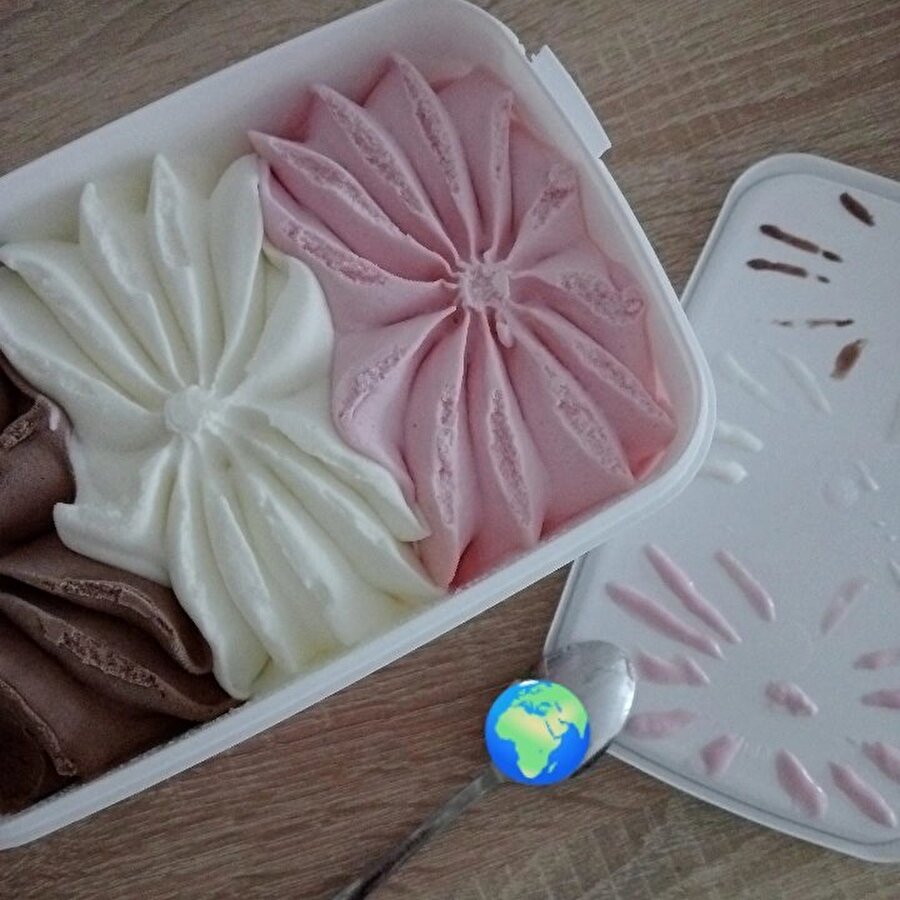 Sonunda dondurma kapağının nasıl koyulması gerektiğini bilen biri