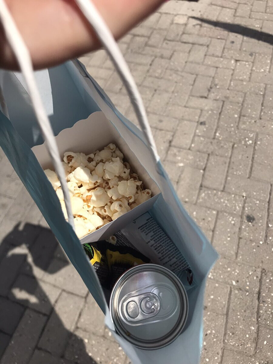 Diş teli tedavisi biten hastasına 1 yıl boyunca yiyemediği her şeyi hediye eden diş hekimi