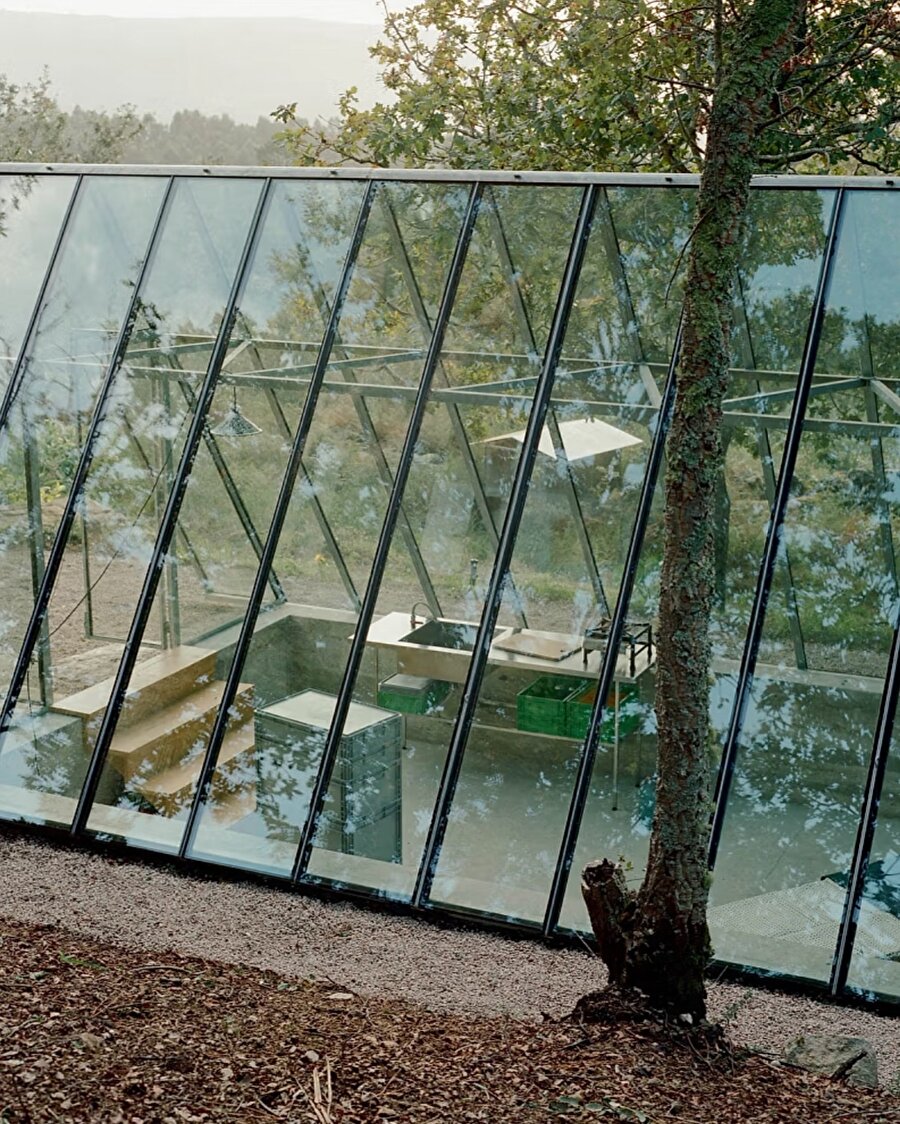 Cam ve Taş Arasında: Dyvik Kahlen’ın Alentejo’daki Yerleşimi