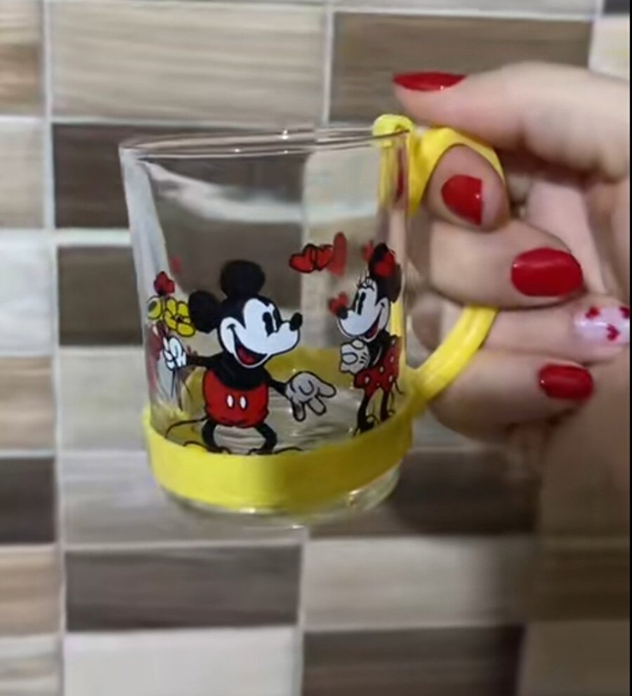 Bu bardak ile piknikte gazı kaçmış kola içmeye ihtiyacım var