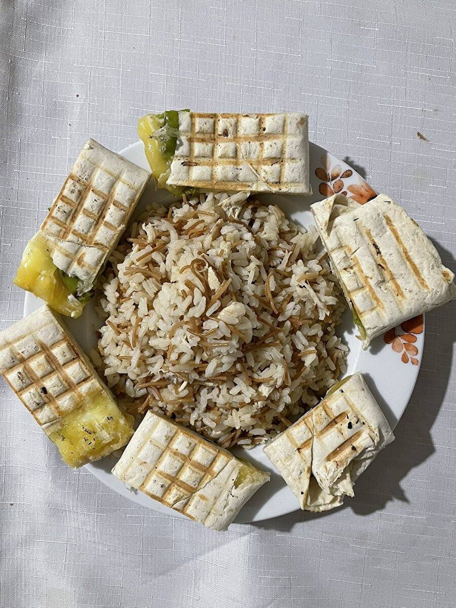 Her yerde onu görüyoruz