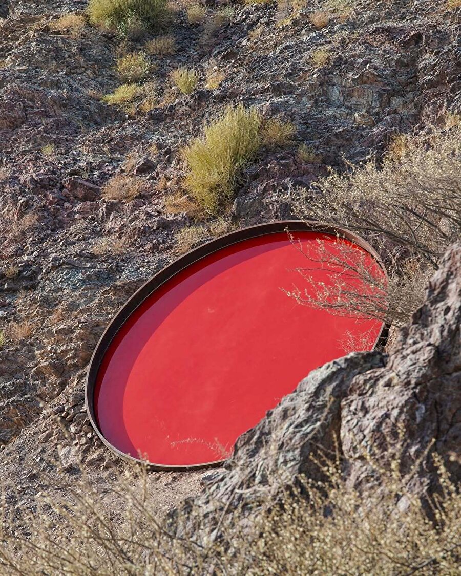  Zaman ve mekan kavramlarına aidiyet yükleyen kırmızı Land Art eser 🔴