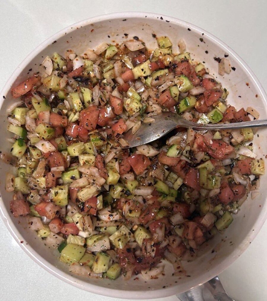 Gerçek gurmeler bilir ki bu salatanın yanına en çok pilav yakışır