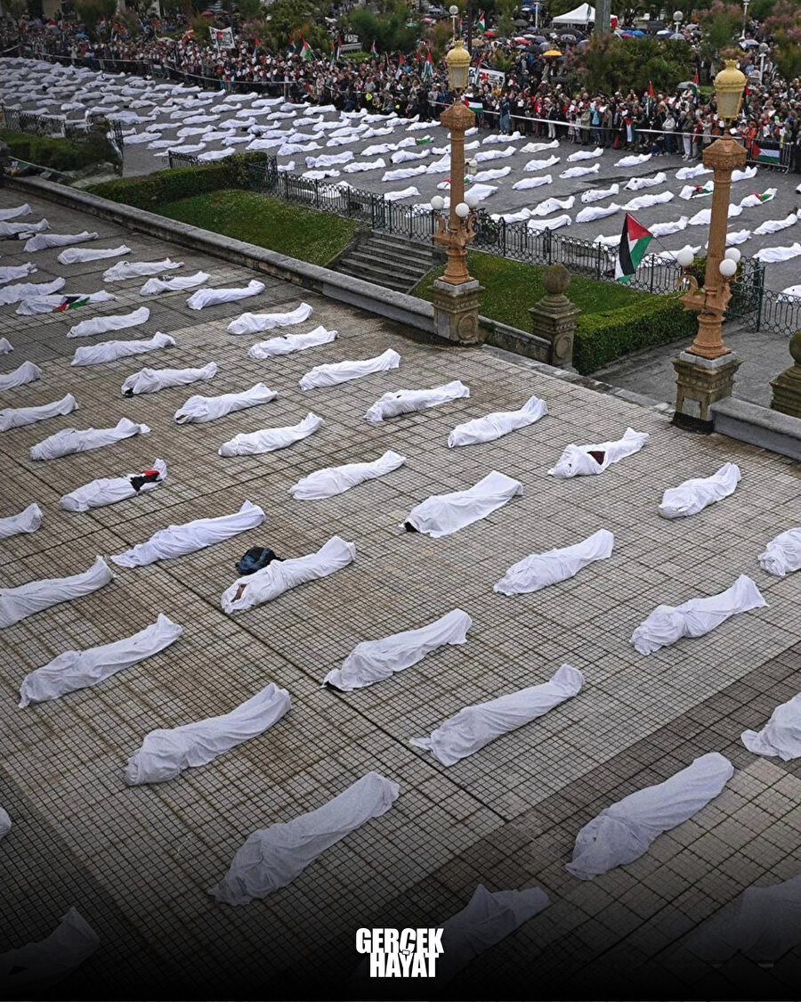 İspanya'nın Bask Bölgesi'nde insanlar Gazze için kefen giydi