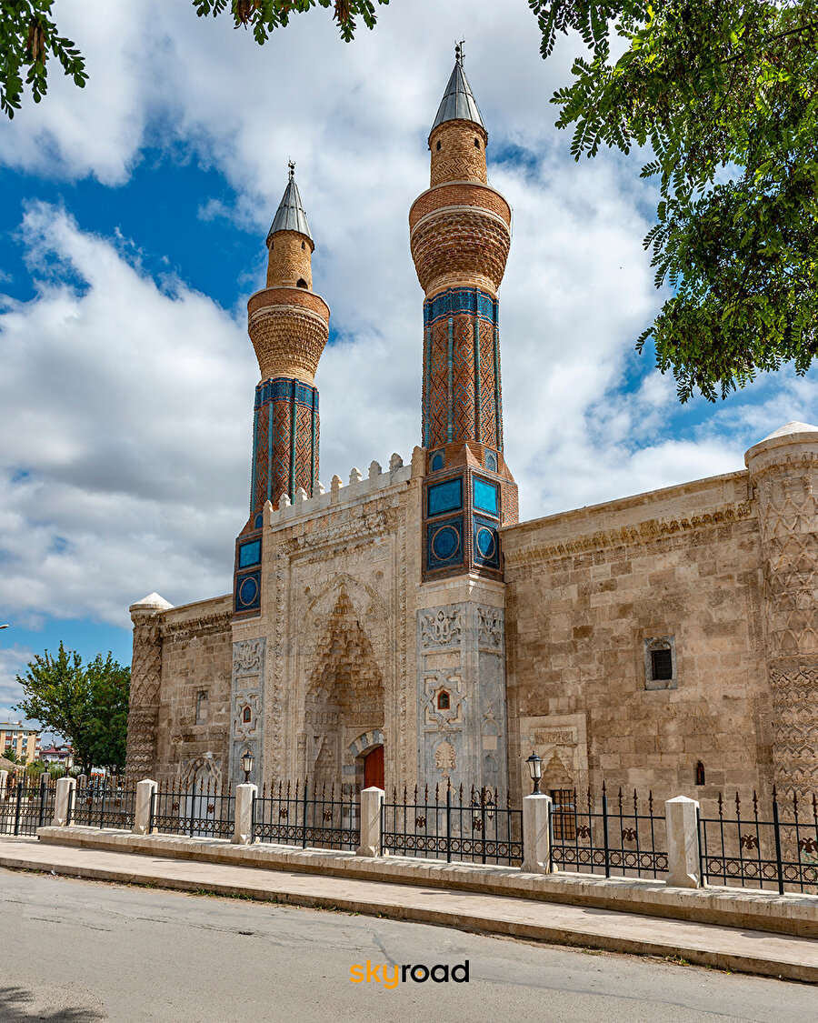 İşlemeleri ve firuze çinileri ile bilinen Gök Medrese 📍