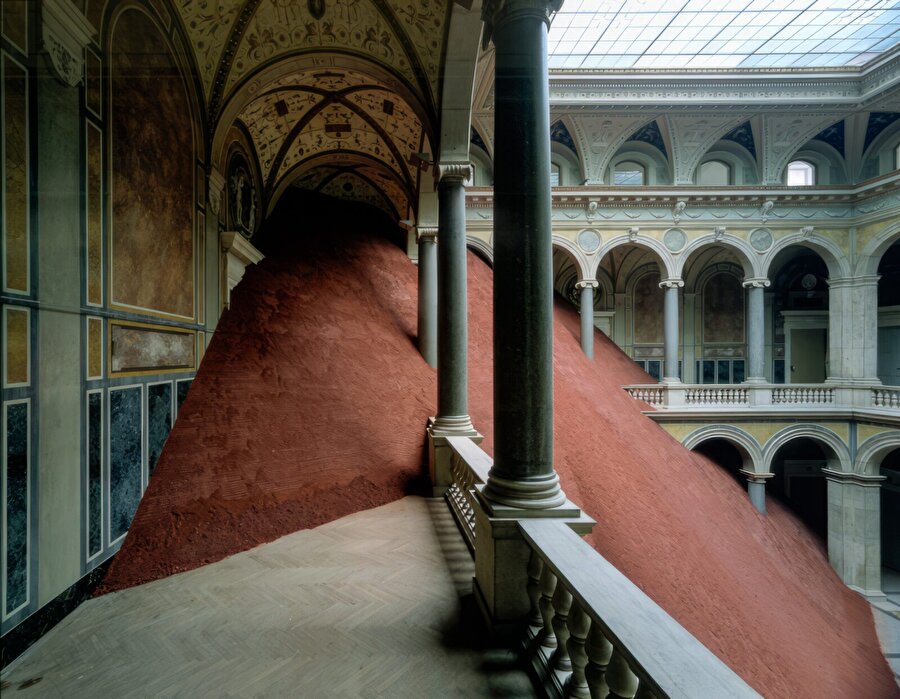 Magdalena Jetelová’nın Domestication of Pyramids Enstalasyonu