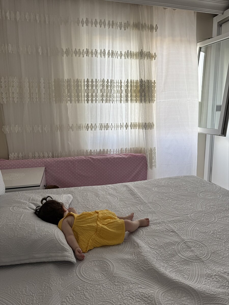 Yanına uzanıp saatlerce tweet okuruz mesela