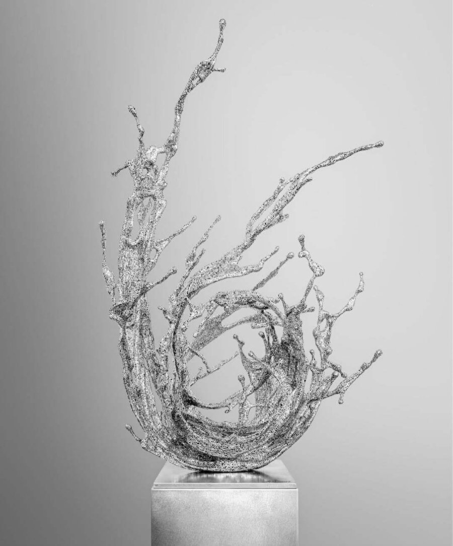 Zamanda donan akış: Zheng Lu’nun metalik şiiri 🤗