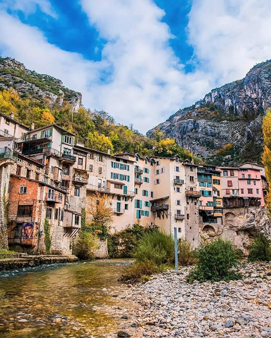 Renkli ve tarihi bir köy: Pont en Royas ✨