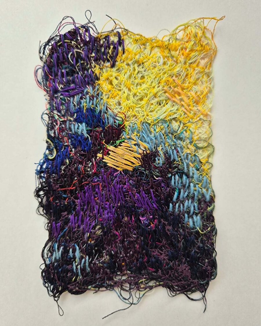 Karmaşık düzene uyum sağlayan soyut nakış eserler 🧵