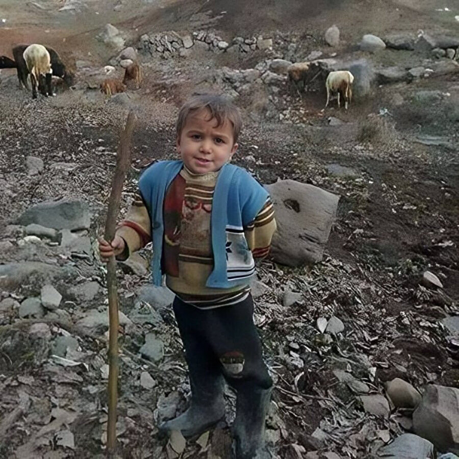 Herkesin farklı isimli kahveler tercih ettiği yerde çay isteyince hissettiğim