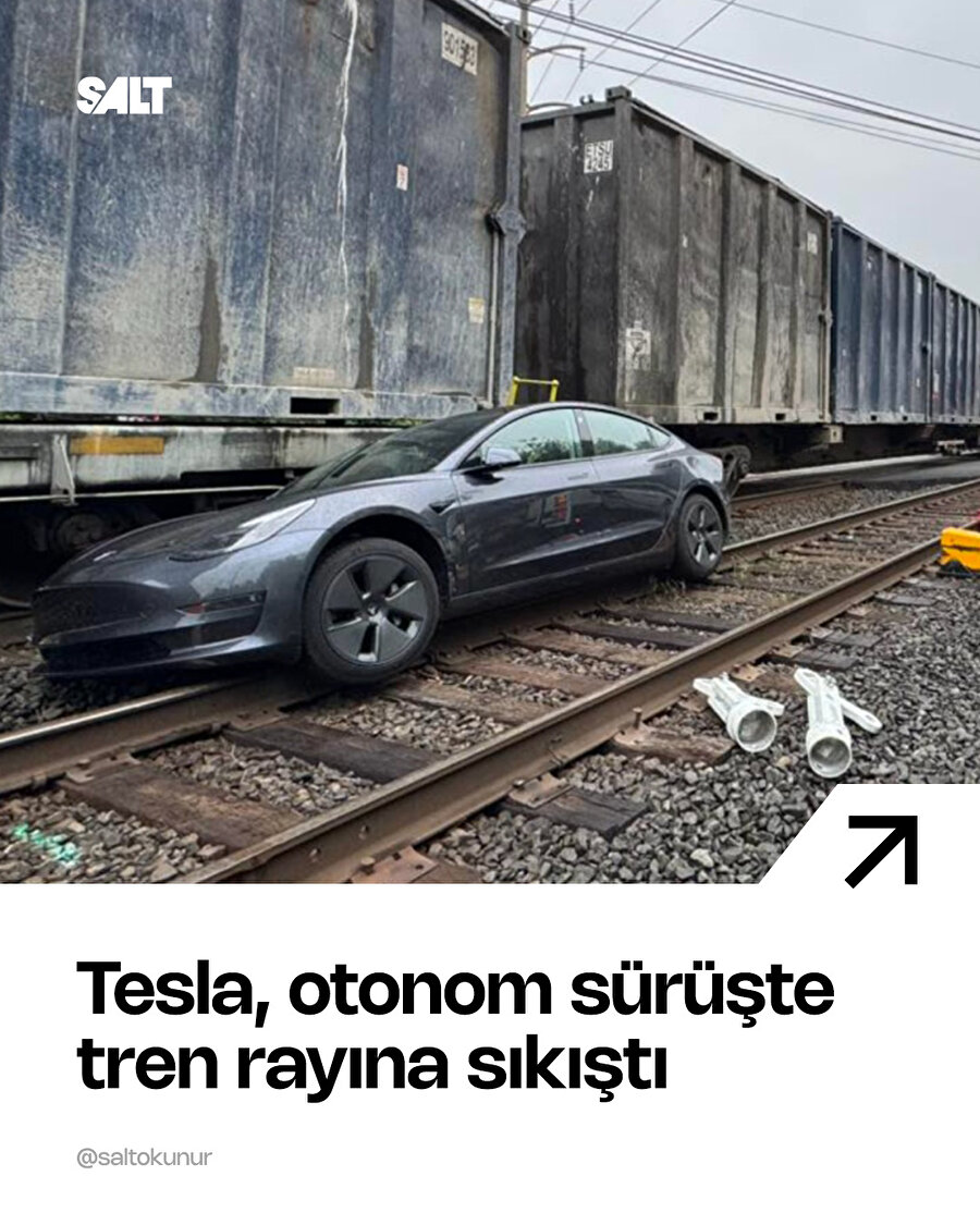 Tesla, otonom sürüş sırasında tren rayına sıkıştı