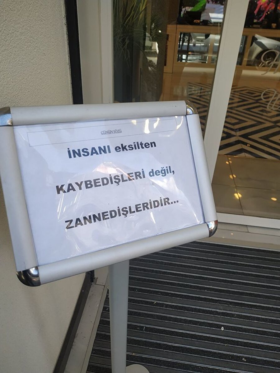 Kafe girişinden hayat dersi