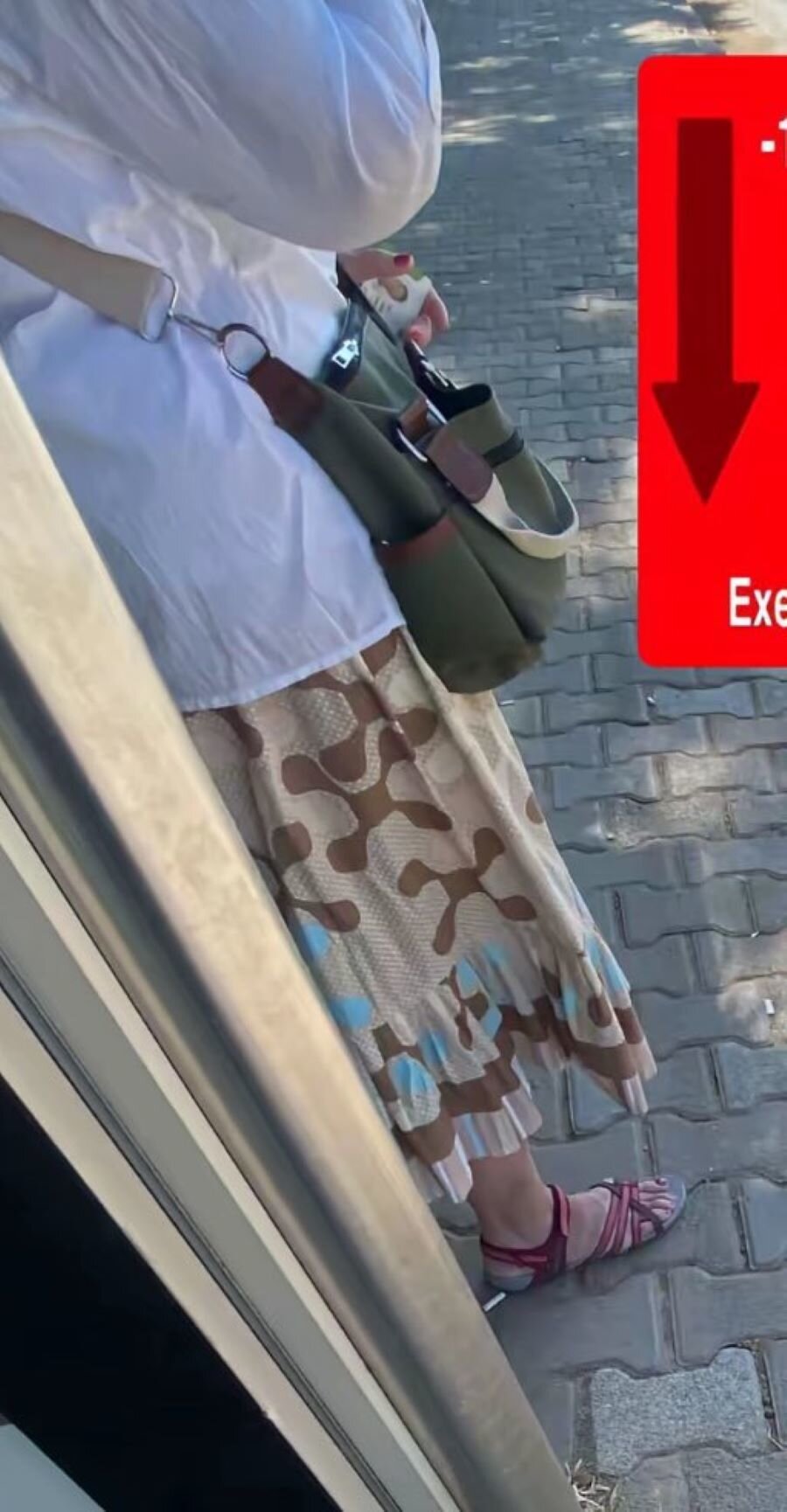 10 yıl KYK'da kalan kıza Selim Bey'in diktiği etek