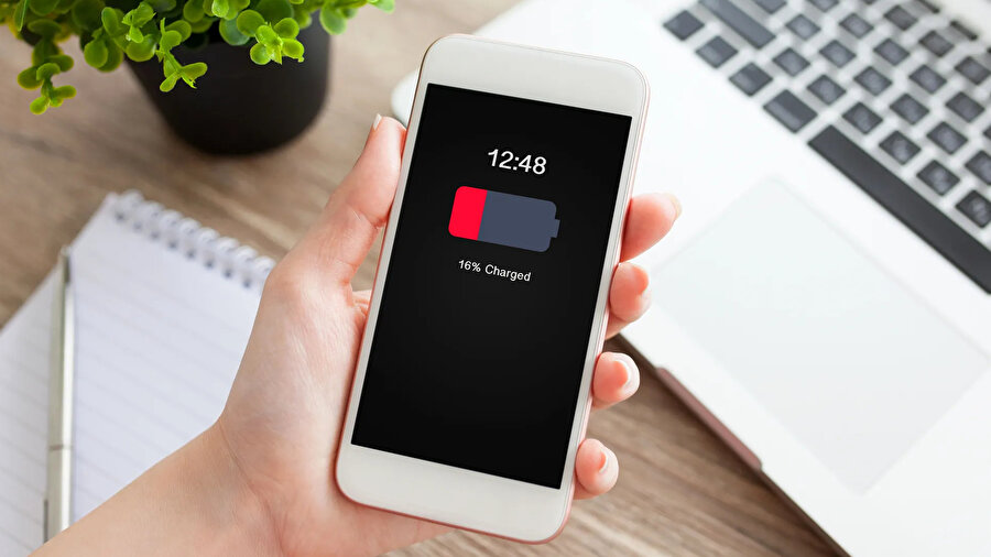 Telefonlar neden %20 şarjda aniden kapanır? %1 şarjda dakikalarca kullanılabilen telefonların %20'de aniden kapanmasının ardındaki sır