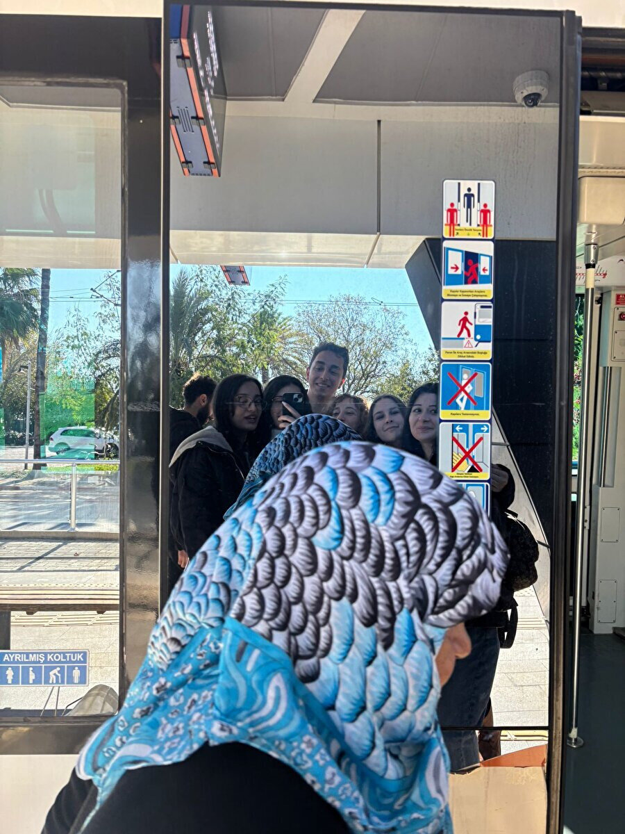 Bir kuş gördük sanki