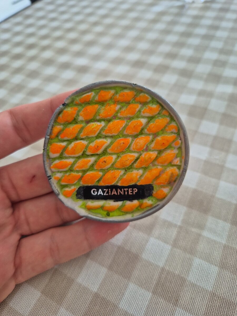 Bizim evde şöyle bir magnet olsa erkek kardeşimizin yemeye çalışacağından çok eminiz