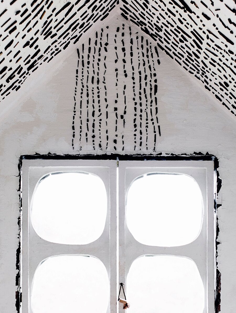 Kolonlar üzerinde yükselen yalın bir yapı 