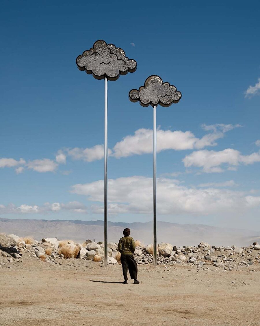 Yeryüzünden yükselen payet kaplı yapay bulut yerleştirmeler ☁️