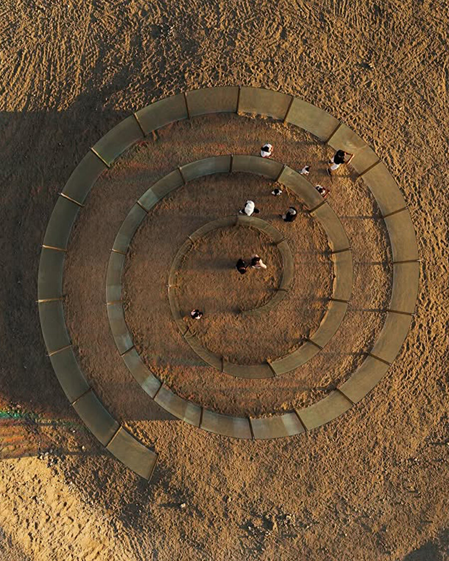 Işığın müdahalesiyle renklerin çöl dansı: Breathe - Coachella Valley ✨