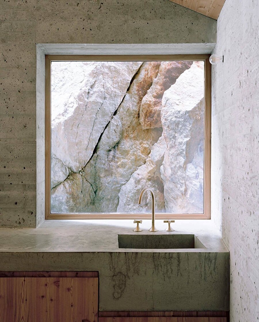 Doğaya açılan bir yapı: House in “La Place” 