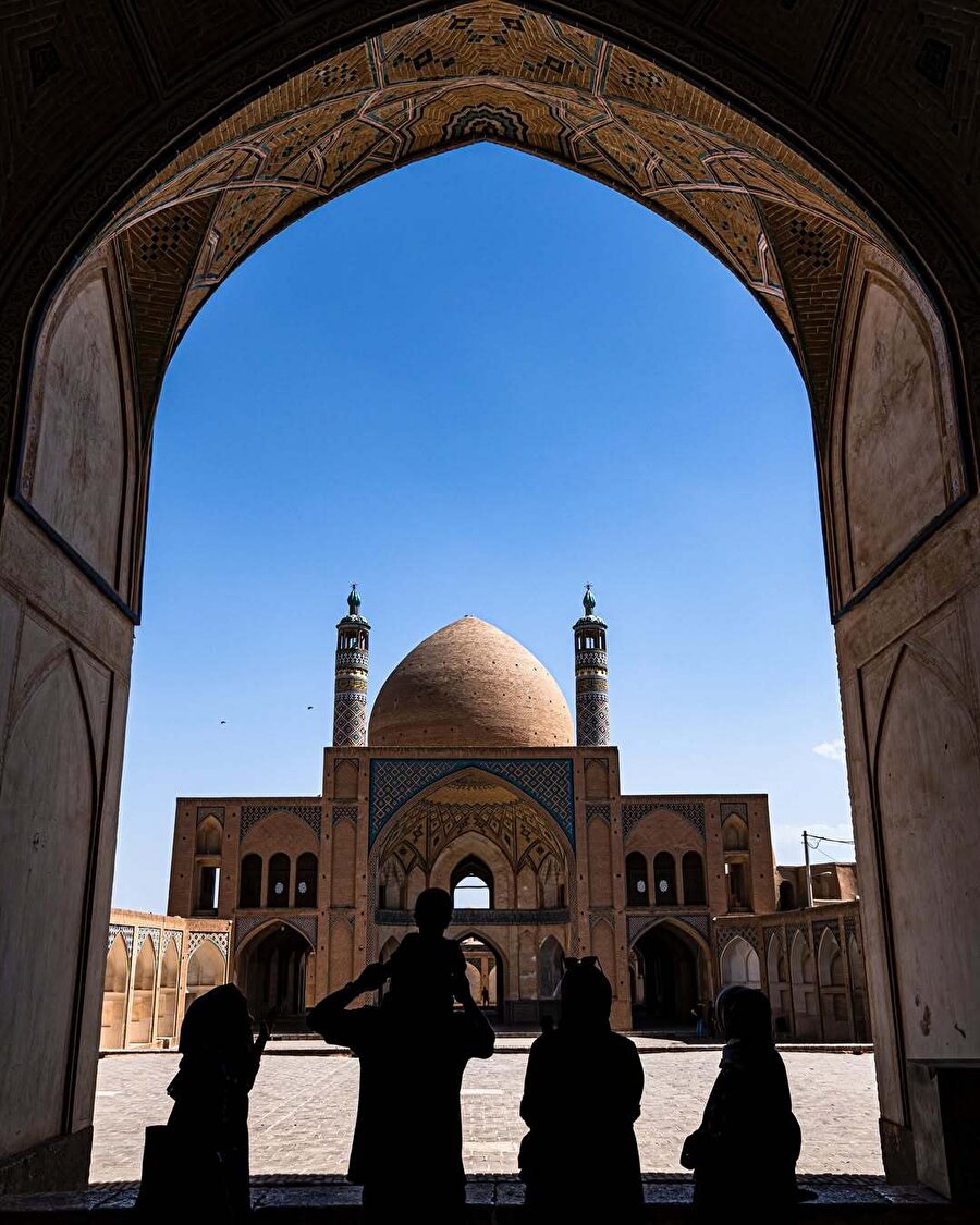Manevi atmosferin derinden hissedildiği bir yapı: Ağa Bozorg Camii 🕌