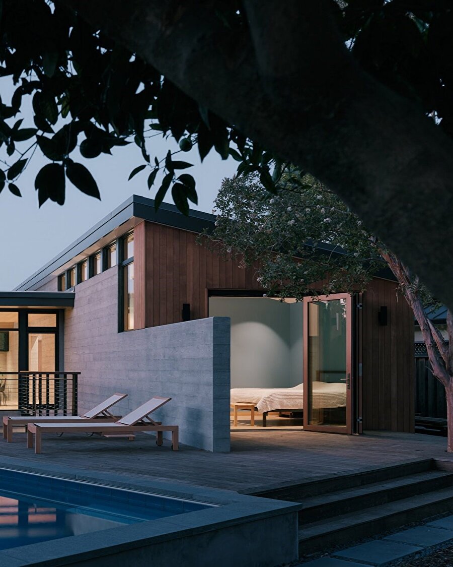 California’da Işık ve Gölge Üzerine Kurgulanmış Bir Konut