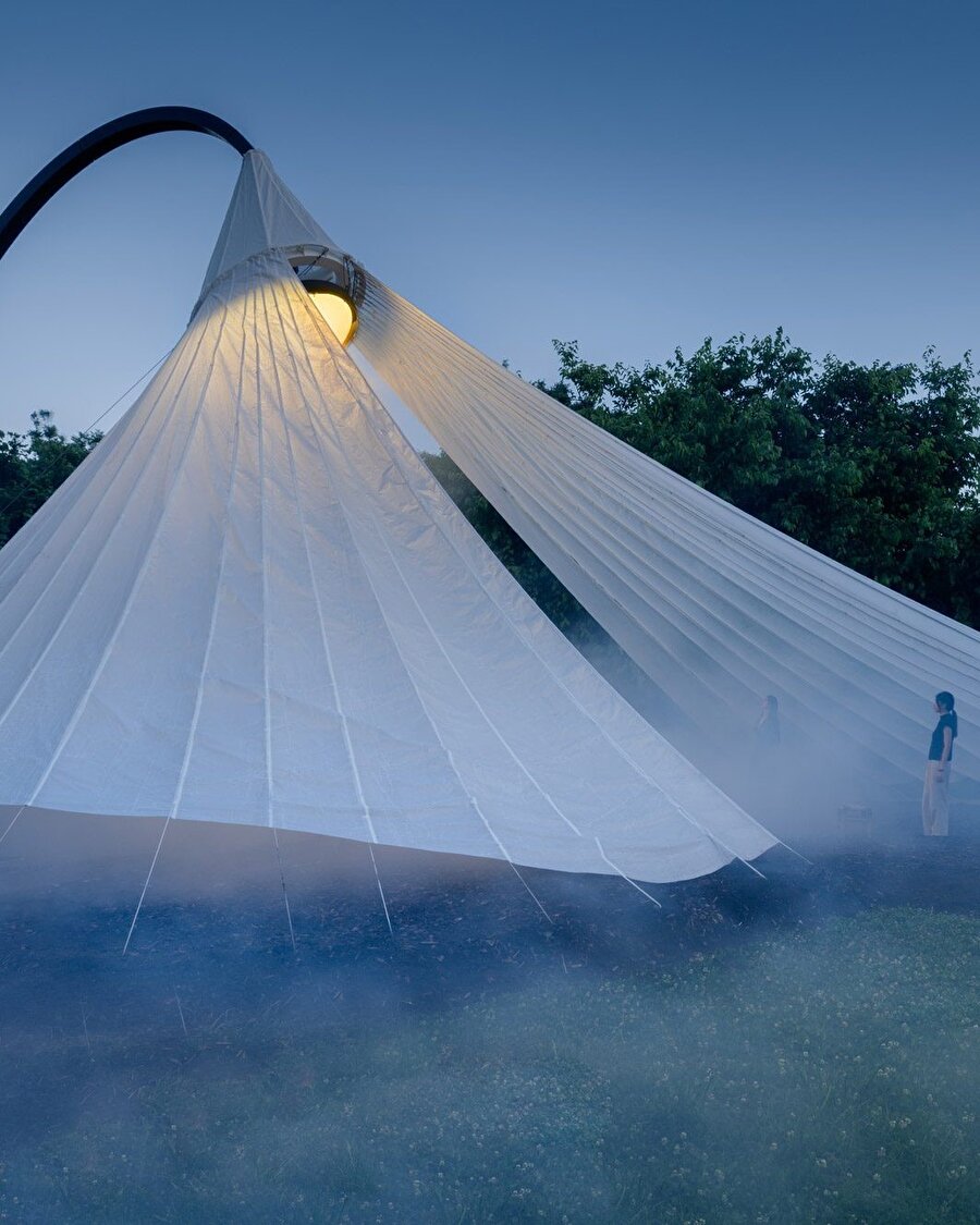 Renkli bir şablondan kâğıt kutuya