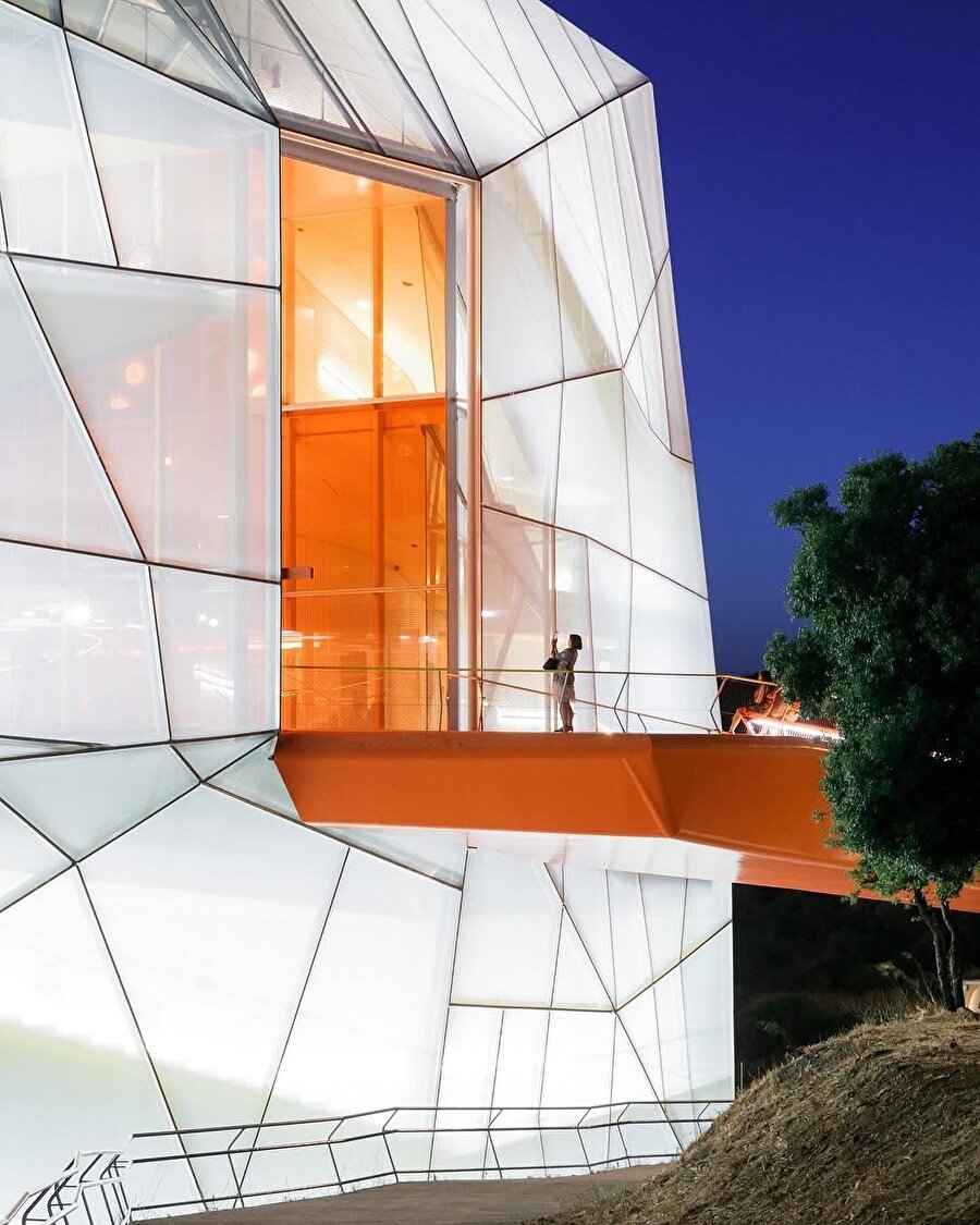 Plasencia Kongre Merkezi: Doğayla Arayüz Kuran Bir Kamusal Yapı