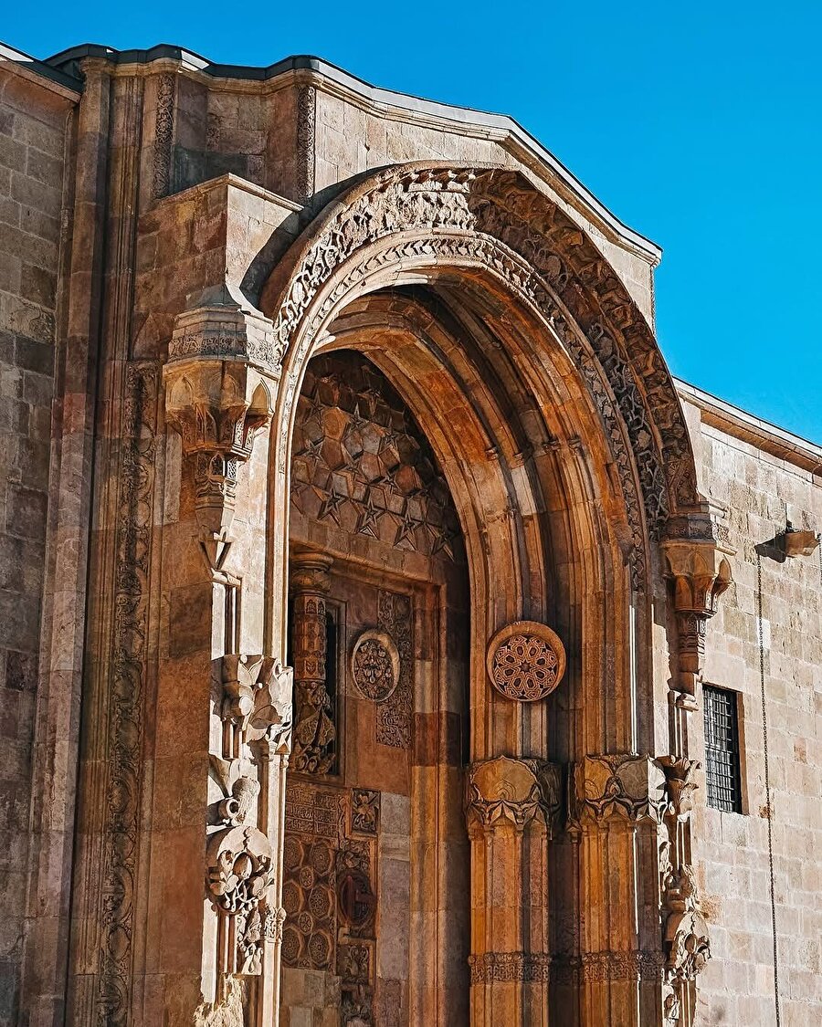 Taş ustalığının en güzel örneklerinden biri olan Divriği Ulu Camii ve Darüşşifası 🕌